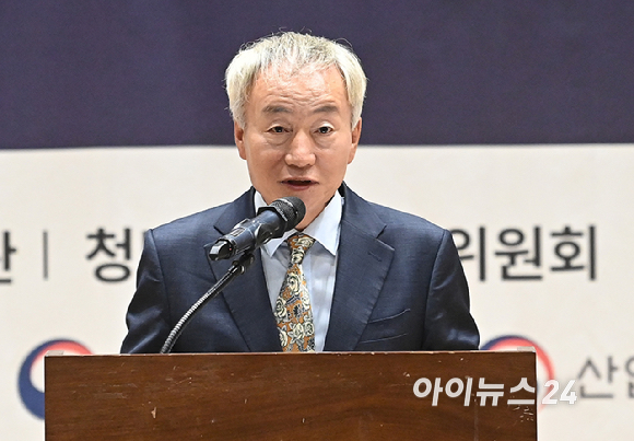 박동석 아이뉴스24 사장이 9일 서울 여의도 국회 의원회관에서 열린 제10회 대한민국 청년의날 축제 조직위원 위촉식 & 시상식에서 환영사를 하고 있다. [사진=곽영래 기자]