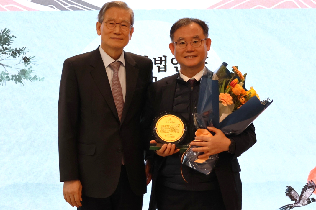 지난 2일 제8회 바른의인상 수상자인 이종국 전 국립공주병원장(오른쪽)과 고영한 공익사단법인 정 이사장이 기념사진을 촬영하고 있다. [사진=법무법인 '바른']