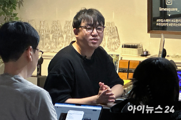 여승호 AI 아트 디렉터가 1일 서울 강남구 역상동 라임스퀘어 강남역점에서 진행된 아이뉴스24 'AFX 마스터 클래스'에서 강의를 하고 있다. [사진=문수지 기자]