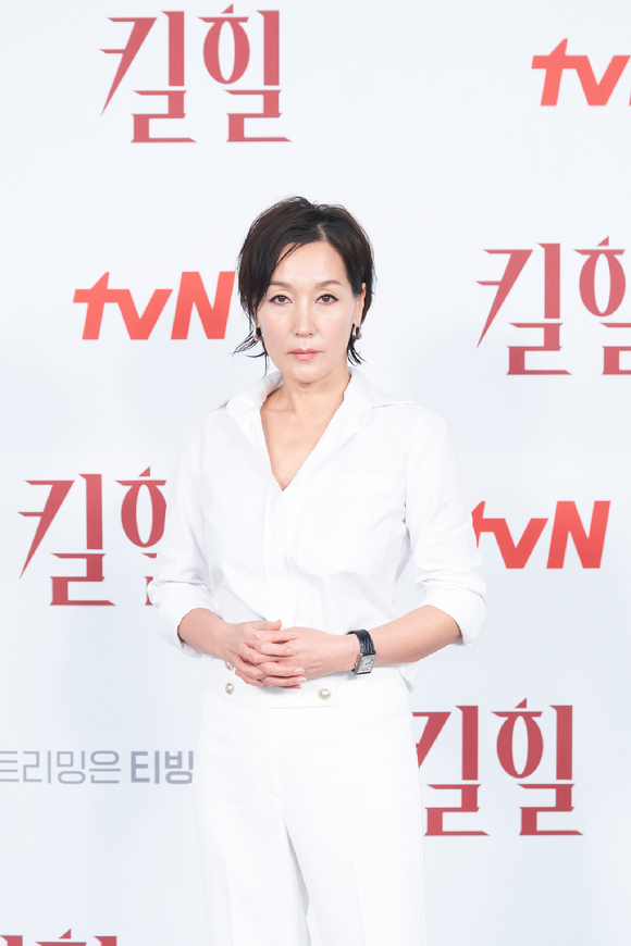 배우 이혜영이 15일 온라인으로 진행된 tvN 새 수목드라마 '킬힐' 제작발표회에 참석해 포즈를 취하고 있다. [사진=tvN]