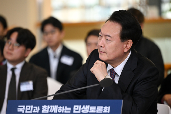 윤석열 대통령이 4일 경기 용인 중소기업인력개발원에서 열린 국민과 함께하는 민생토론회에서 참석자들의 발언을 경청하고 있다. 2024.01.04. [사진=대통령실]