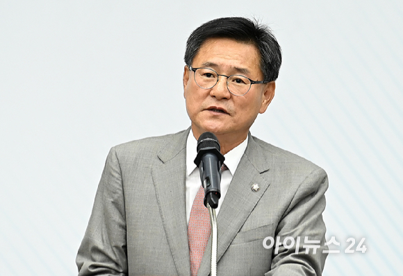 국민의힘 원내대표 선거에 출마한 이헌승 후보가 16일 서울 여의도 국회에서 열린 원내대표 선출 선거 의원총회에서 정견발표하고 있다. [사진=곽영래 기자]