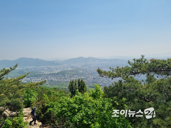 25일 '산악인 오은선대장과 함께하는 제13회 희망찾기 등산 &middot; 트레킹 교실'이 진행된 가운데 북한산 진달래능선에서 아름다운 경치가 포착됐다. [사진=이미영 기자]