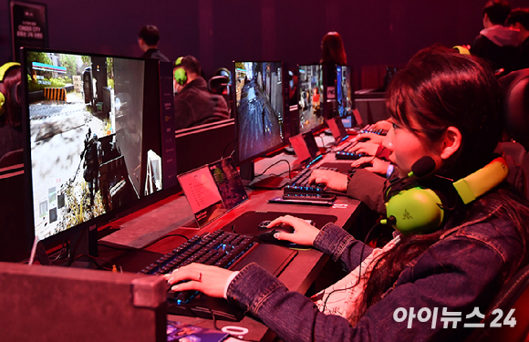 지난달 13일 부산 '지스타 2025' 참관객들이 엔씨소프트 부스에서 신작 '신더시티'를 체험하고 있다. [사진=곽영래 기자]