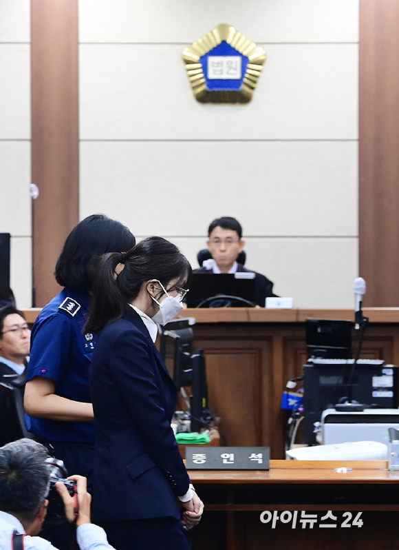 윤석열 전 대통령의 배우자 김건희 여사가 24일 서울 서초동 서울중앙지법에서 열린 김 여사의 특정범죄가중처벌법상 알선수재 및 자본시장법·정치자금법 위반 등 사건 첫 재판에 출석하고 있다. [사진=사진공동취재단]