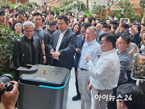젠슨 황 엔비디아 최고경영자(CEO)가 8일 방문한 현대자동차 양재동 사옥에서 포니 모델을 앞에 두고 양 팔을 벌리고 있다. [사진=설재윤 기자]
