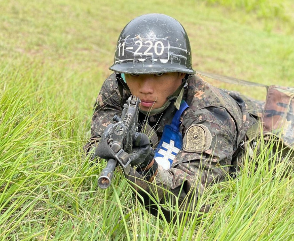 대한민국 국가대표팀 공격수 황희찬이 3주간의 기초군사훈련을 수료했다. [사진=황희찬 SNS]
