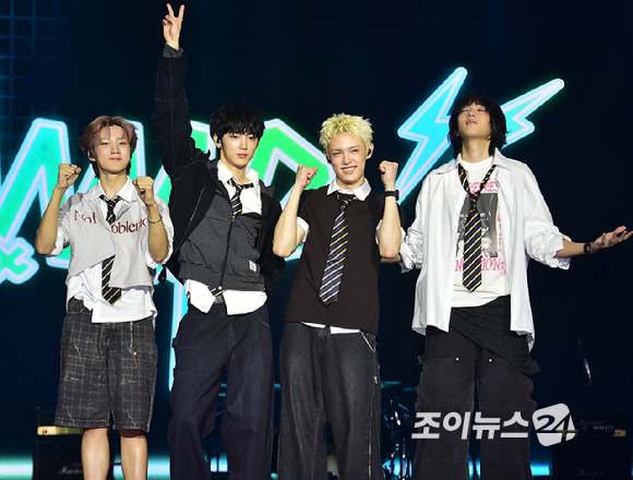 밴드 AxMxP(에이엠피)가 10일 오후 서울 송파구 올림픽공원 올림픽홀에서 열린 AxMxP 첫 번째 정규 앨범 'AxMxP' 데뷔 쇼케이스에 참석하고 있다. [사진=정소희 기자]