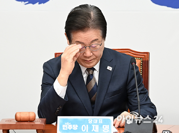 이재명 더불어민주당 대표가 10일 오전 서울 여의도 국회에서 열린 최고위원회의에서 안경을 고쳐쓰고 있다. [사진=곽영래 기자]