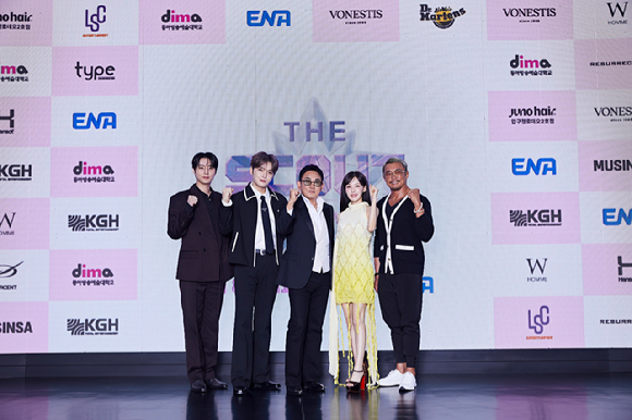 29일 오전 ENA '더 스카웃' 제작발표회가 서울 마포구 큐브컨벤션센터에서 열렸다. 이승철, 김재중, 레드벨벳 웬디, 데이식스 영케이, 추성훈이 참석해 포토타임을 갖고 있다. [사진=ENA]