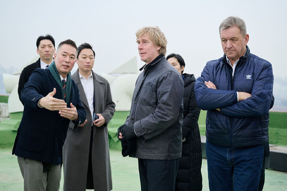 이반 하버(Ivan Harbour) RSHP 공동 창립자 (앞줄 왼쪽에서 두 번째)와 RSHP 벤 워너(Ben Warner) 아시아 총괄(Managing Director Asia)(앞줄 왼쪽에서 세 번째)가 압구정5구역 현장방문을 하고 있다. [사진=현대건설]