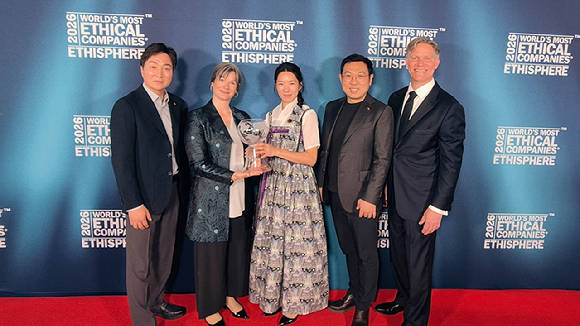 SK하이닉스 윤리실천 한기혁 팀장(왼쪽부터), 에티스피어 Erica Salmon Byrne 최고전략책임자 겸 이사회 의장, SK하이닉스 윤리실천 이혜미 TL, 장선재 TL, Tom Bubeck 에티스피어 CEO [사진=SK하이닉스]