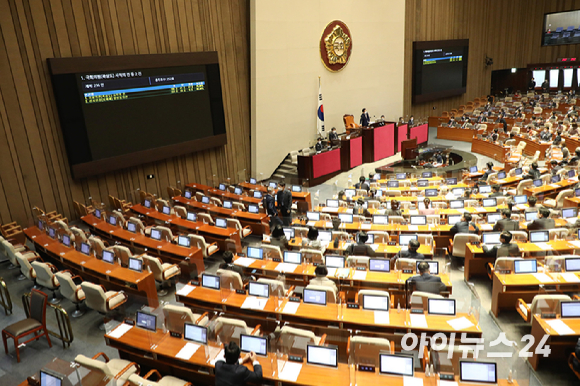 11일 오후 서울 여의도 국회 본회의장에서 곽상도 무소속 의원의 사직의 건이 가 194표, 부 41표, 기권 17표로 의결되고 있다. [사진=김성진 기자]