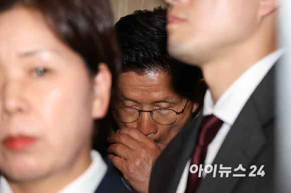 김문수 국민의힘 대선 후보가 4일 서울 여의도 당사에서 대선 결과에 승복하는 기자회견을 한 뒤 승강기에 탑승해 굳은 표정을 하고 있다. [사진=정소희 기자]