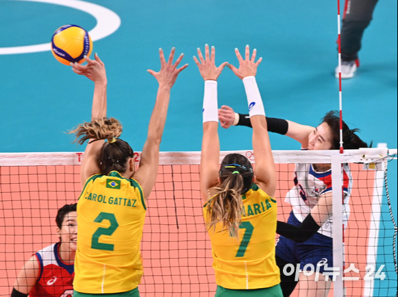 6일 오후 일본 도쿄 아리아케 아레나에서 열린 2020 도쿄올림픽 여자 배구 준결승 대한민국 대 브라질의 경기가 진행됐다. 한국 박정아가 스파이크를 하고 있다.