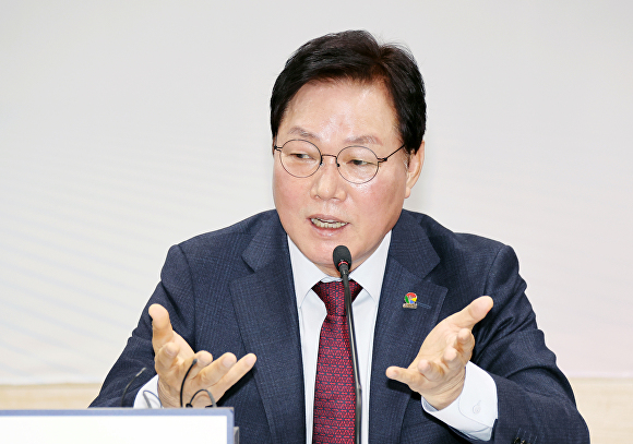  박완수 경상남도지사가 16일 경상남도청 대회의실에서 열린 신년기자간담회에서 발언하고 있다. [사진=경상남도] 