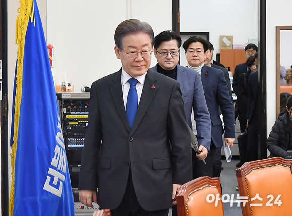 이재명 더불어민주당 대표가 지난 22일 여의도 국회에서 열린 최고위원회의에 참석하고 있다. [사진=곽영래 기자]