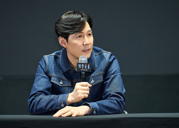 배우 이정재가 영화 '호프' GV에서 대화를 나누고 있다. [사진=플러스엠엔터테인먼트]