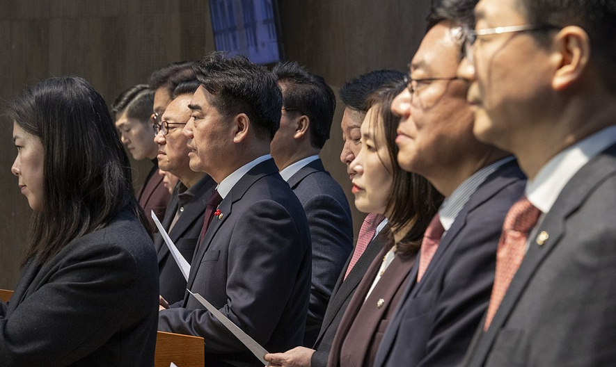 국민의힘 한동훈 전 대표가 14일 당 윤리위원회가 본인을 제명 결정한 것과 관련해 입장을 밝힌 뒤 회견장을 떠나고 있다. [사진=연합뉴스]