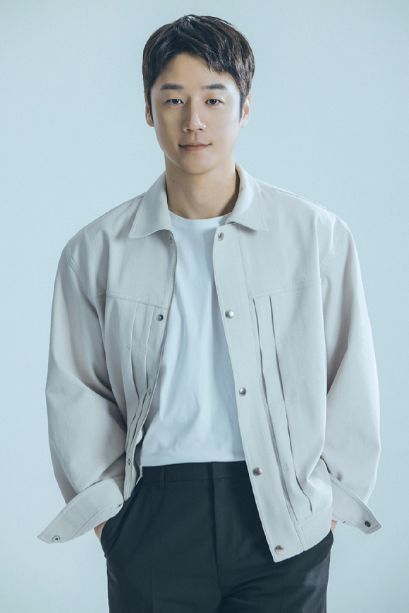 '언젠가는 슬기로울 전공의 생활'에 출연한 배우 정준원이 인터뷰에 앞서 사진촬영을 하고 있다. [사진=에일리언컴퍼니]