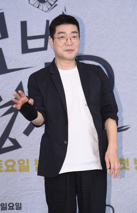 배우 손현주가 28일 오후 서울 마포구 도화동 서울가든호텔에서 열린 JTBC 새 토일드라마 '모범형사2' 제작발표회에 참석해 포토타임을 갖고 있다. [사진=정소희 기자]