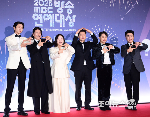 '구해줘 홈즈' 주우재-임우일-김숙-김대호-양세형-장동민이 29일 오후 서울 마포구 MBC 사옥에서 열린 '2025 MBC 방송연예대상' 포토월 행사에 참석하고 있다. [사진=정소희 기자]