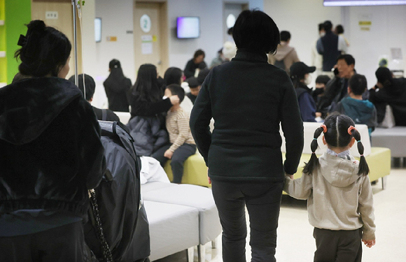 독감이 유행 중인 11일 성북구 우리아이들병원 진료실이 진료를 받기 위해 기다리는 어린이들로 붐비고 있다. [사진=연합뉴스]