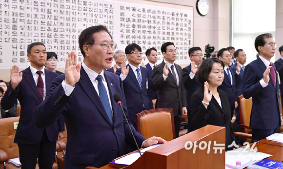 박성재 법무부 장관이 8일 오전 서울 여의도 국회에서 열린법제사법위원회 국정감사에서 선서를 하고 있다. [사진=곽영래 기자]