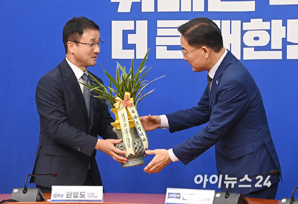 신장식 조국혁신당 신임 당대표가 28일 서울 여의도 국회에서 한병도 더불어민주당 당대표 직무대행 겸 원내대표를 예방하고 있다. [사진=곽영래 기자]