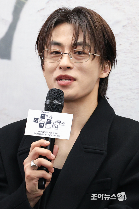 배우 구교환이 17일 오후 서울 마포구 상암동 스탠포드 호텔에서 열린 JTBC 새 토일드라마 '모두가 자신의 무가치함과 싸우고 있다' 제작발표회에 참석해 소감을 말하고 있다. [사진=문수지 기자]