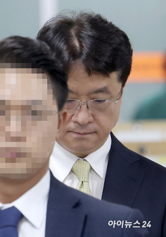박현종 전 BHC 회장이 22일 오후 서울 서초구 서울중앙지방법원에서 열린 횡령&middot;배임 혐의 공판에 출석하고 있다. [사진=사진공동취재단 ]
