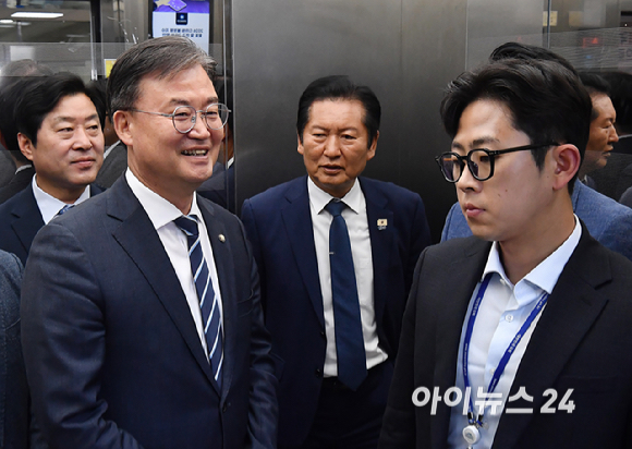 정청래 더불어민주당 대표가 10일 서울 여의도 국회에서 최고위원회의를 마친 뒤 이동하고 있다. [사진=곽영래 기자]