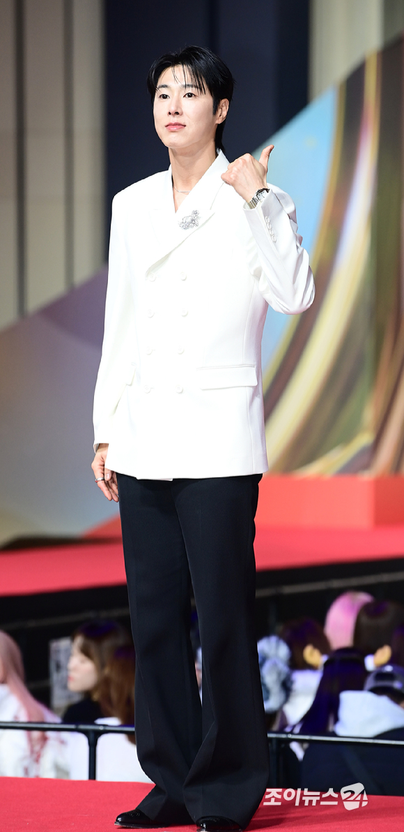 동방신기 유노윤호가 25일 오후 인천광역시 중구 운서동 인스파이어 아레나에서 열린 '2025 SBS 가요대전' 레드카펫 행사에 참석하고 있다.&nbsp;