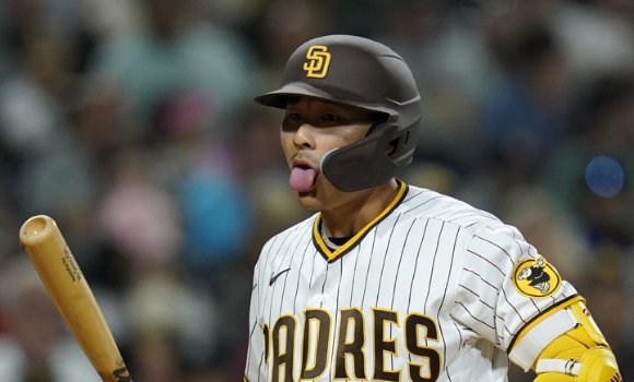 MLB 샌디에이고에서 뛰고 있는 김하성이 6일(한국시간) 열린 마이애미와 홈 경기에 선발 출전했다. 김하성이 이날 첫 타석에서 삼진을 당한 뒤 혀를 빼물며 고개를 젓고 있다. [사진=뉴시스]