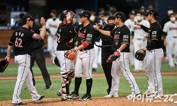 17일 서울 고척스카이돔에서 '2021 신한은행 SOL KBO리그' KT 위즈와 두산 베어스의 한국시리즈 3차전이 진행됐다. KT 선수들이 3-1로 승리를 거둔 후 하이파이브를 하고 있다. [사진=김성진 기자]