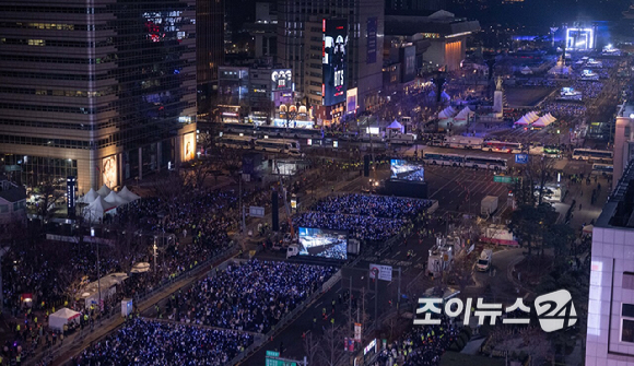 방탄소년단(BTS)이 21일 오후 서울 광화문 광장에서 정규 5집 '아리랑(ARIRANG)' 앨범 발매를 기념해 컴백 무대를 선보이고 있다. [사진=사진공동취재단]