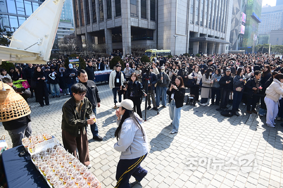 '천만 감독' 장항준 감독이 12일 오후 서울 중구 프레스센터 앞 광장에서 영화 '왕과 사는 남자' 흥행 감사 커피차 이벤트를 진행하고 있다. [사진=정소희 기자]