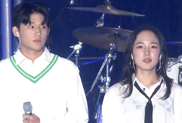 가수 고(故) 신해철의 11주기를 맞아 그의 자녀들이 무대에 올라 아버지에 대한 추모의 뜻을 전했다. 사진은 지난 1988년 '그대에게'를 부르고 있는 신해철. [사진=MBC '대학가요제']