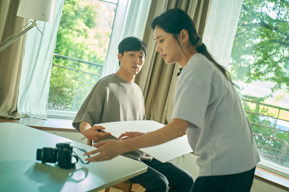 배우 이무생과 추자현이 영화 '당신이 잠든 사이'에서 호흡을 맞추고 있다. [사진=트윈플러스파트너스㈜]