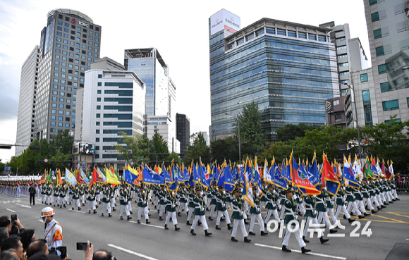 건군 76주년 국군의 날 기념행사가 1일 오후 서울 중구 광화문 거리 일대에서 진행되는 가운데 행진을 하고 있다. [사진=곽영래 기자]