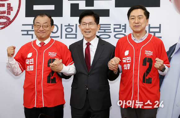 김문수 국민의힘 대선 후보(가운데)가 15일 오전 서울 여의도 국회에서 열린 중앙선대위 회의 및 중앙선대위 임명장 수여식에 이정현(왼쪽), 김기현 공동선대위원장에게 임명장을 수여한 뒤 기념촬영을 하고 있다. [사진=곽영래 기자]