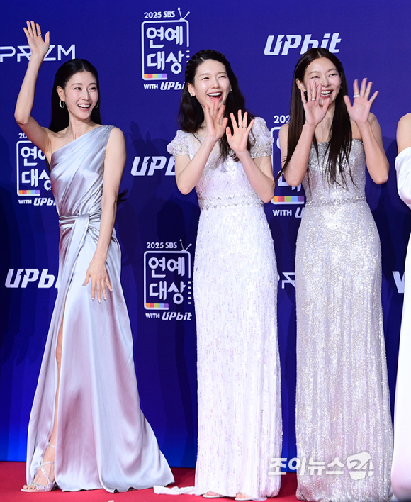 '골 때리는 그녀들' 이현이-김진경-송해나가 30일 오후 서울 마포구 상암동 SBS 프리즘타워에서 열린&nbsp;2025 SBS 연예대상&nbsp;레드카펫 행사에 참석하고 있다. [사진=정소희 기자]