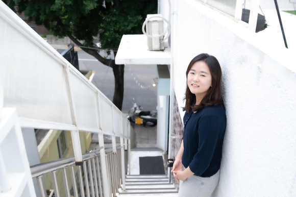 이진주 PD가 20일 온라인으로 진행된 티빙 오리지널 '환승연애2' 제작발표회에 참석해 포즈를 취하고 있다. [사진=티빙]