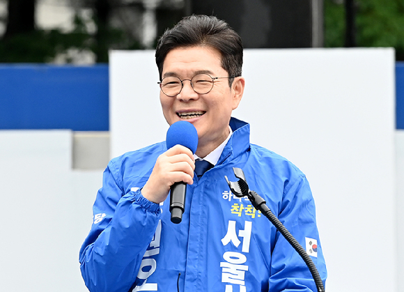 정원오 더불어민주당 서울시장 후보가 6&middot;3 지방선거 공식 선거운동이 시작된 21일 서울 성동구 왕십리역 광장에서 열린 출정식에서 발언하고 있다. [사진=곽영래 기자]