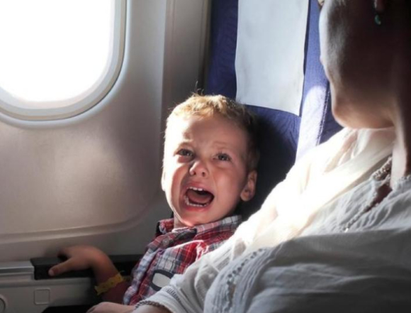 미국 시카고에서 독일 프랑크푸르트로 향하던 여객기 안에서 20대 남성이 포크로 10대 승객 2명을 찌르는 등 난동을 부려 항공기가 회항하는 사건이 벌어졌다. 사진은 AI가 생성한 이미지로, 본 기사 내용과 무관. [사진=챗GPT]