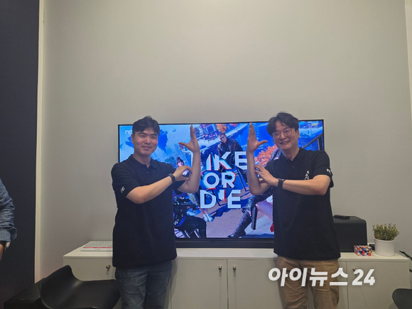 전형수 엔씨 라이크 오어 다이 개발실장(왼쪽)과 김환 엔씨 넥스트 IP 본부장(오른쪽)이 '게임스컴 2026' 미디어 인터뷰 후 기념촬영을 하고 있다. [사진=곽민구 기자]