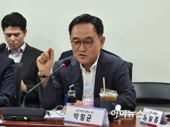 박철균 북한대학원대학교 교수가 20일 국회에서 진행된 '미국의 국방비·방위비 분담금 증액 요구, 어떻게 대응할 것인가' 토론회에 참석해 발언하고 있다. [사진=최란 기자]