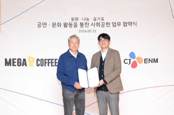 업무협약식에서 윤상현 CJ ENM 대표(오른쪽)와 김대영 엠지씨글로벌 회장이 기념사진을 촬영하고 있는 모습. [사진=CJ ENM]