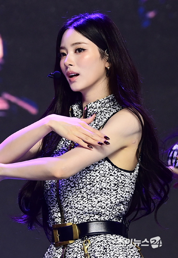 그룹 미야오 안나가 1일 오후 서울 마포구 상암동 큐브컨벤션센터에서 열린 미야오(MEOVV) EP 2집 '바이트 나우(BITE NOW)' 미디어 쇼케이스에서 타이틀곡 '띠로리' 무대를 선보이고 있다. [사진=정소희 기자]