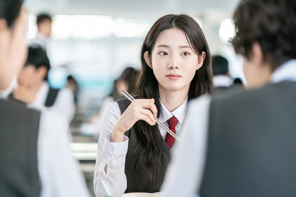 배우 신시아가 영화 '오늘 밤, 세계에서 이 사랑이 사라진다 해도'(오세이사) 인터뷰에 앞서 포즈를 취하고 있다. [사진=(주)바이포엠스튜디오]